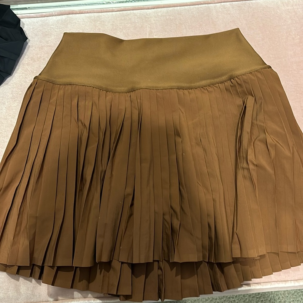 Alo Grand Slam tennis skirt size medium in cinnamon brown